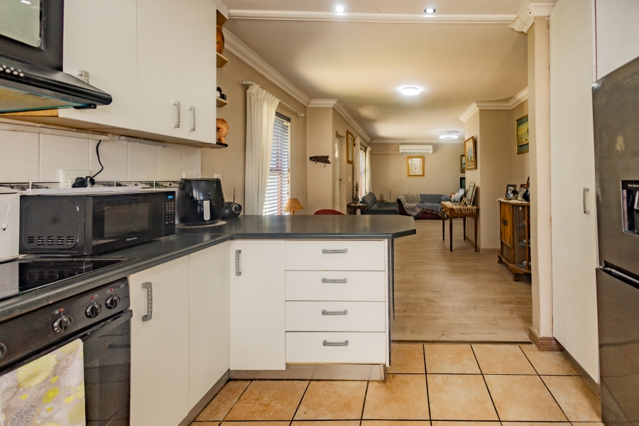 6 Bedroom Property for Sale in Uitzicht Western Cape